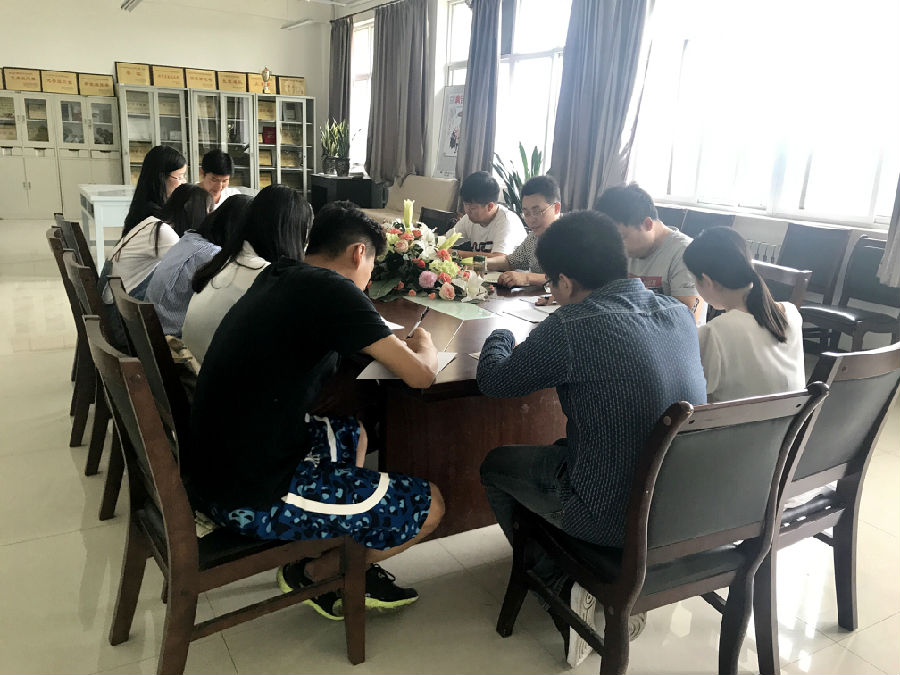 公司员工党支部委员会议.jpg